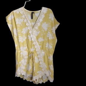 ANDREE BY UNIT WOMEN'S ROMPER  YELLOW WITH WHITE LACE TIE WAIST SIZE MEDIUM
